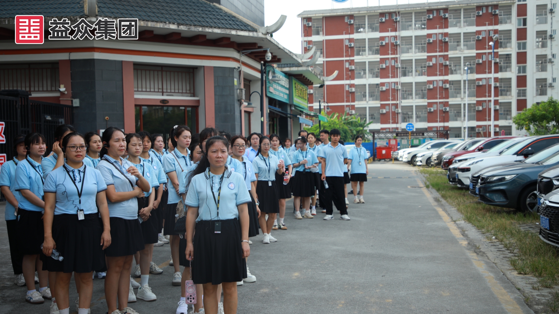 參觀益眾·尚城小區(qū)、右江區(qū)老鄉(xiāng)家園—迎龍易地扶貧搬遷安置小鎮(zhèn) (1)